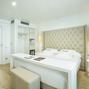 607667 Guest Room