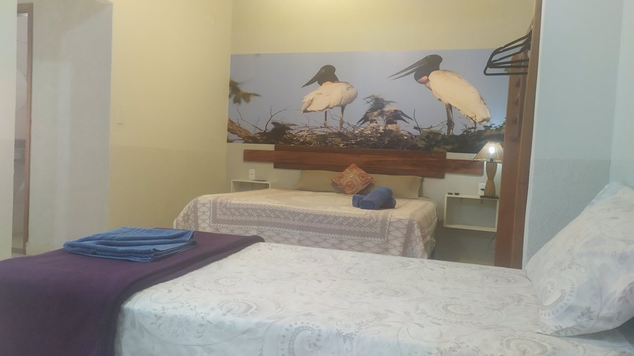 Quarto família com banheiro privatico, tem  uma cama box de casal, tv 32 polegadas, ar split, frigobar, cabideiro, uma mesinha com cadeira e wi-fi liberado.