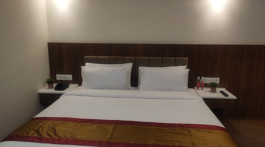 This is the deluxe room category with an option of  king size beds. These rooms come with premium amenities. Facilities like free wifi, tea/coffee maker and an electronic safe make your stay cozy and comfortable.