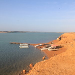 Por detrás del hotel se puede bajar a la bahía 