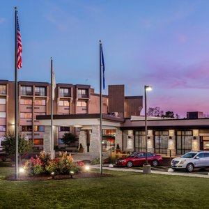 Best hotel to stay few minutes away from the airport.
