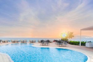 Pool & Beach