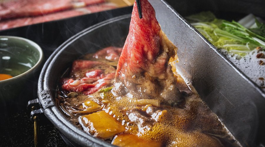 すきしゃぶ鍋は、しゃぶしゃぶとすき焼きが同時に楽しめます。