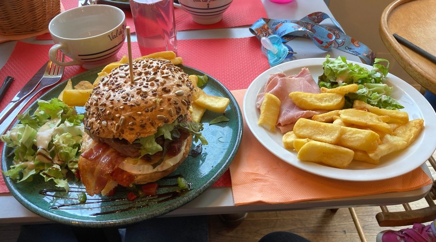 Délicieux Burger lard chèvre et plat du menu enfant 