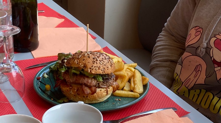 Burger généreux et délicieux 