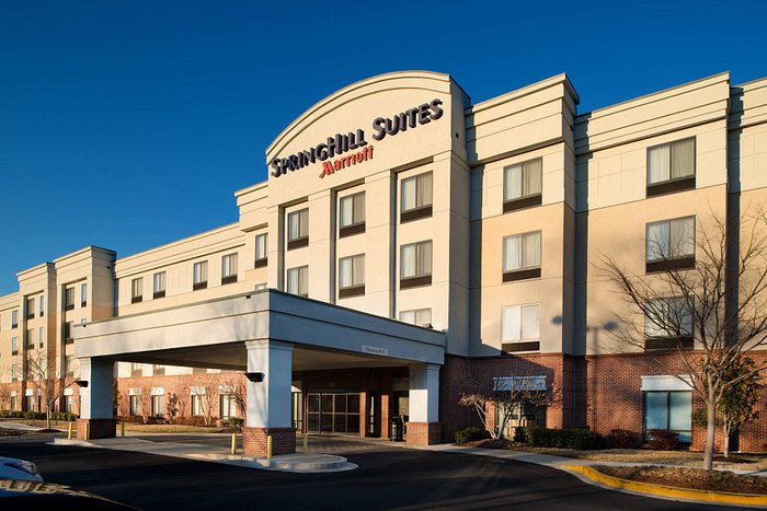 Courtyard by Marriott Hamilton - Happy Monday night football from