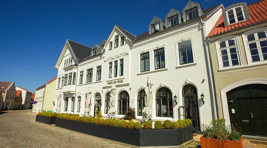 Foran Hostrups Hotel.