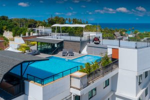 Pool & Beach