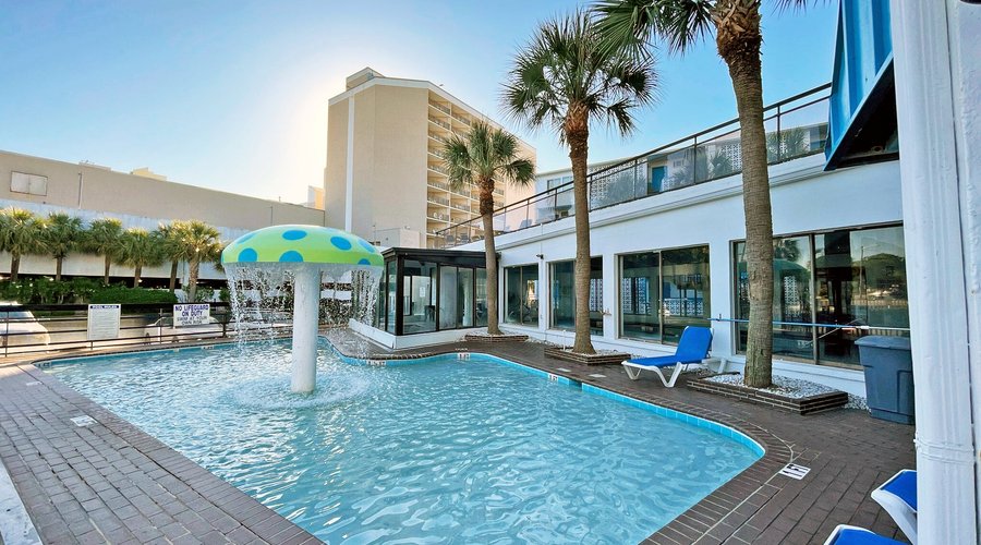 Outdoor pool deck with kiddie splash area