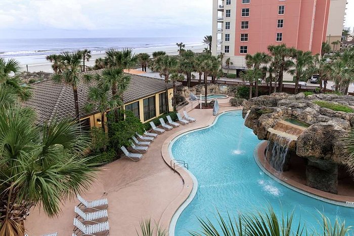 USA: Swimming pool, drinks and palm trees in Jacksonville –