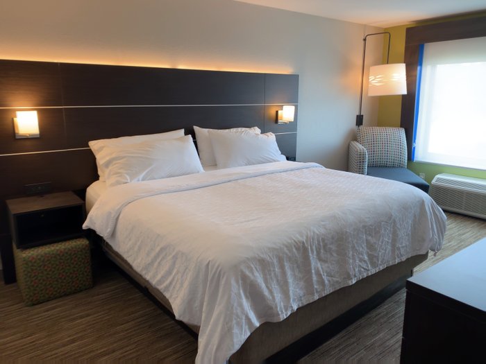 Holiday Inn Express Newport Guest Room & Suite Options