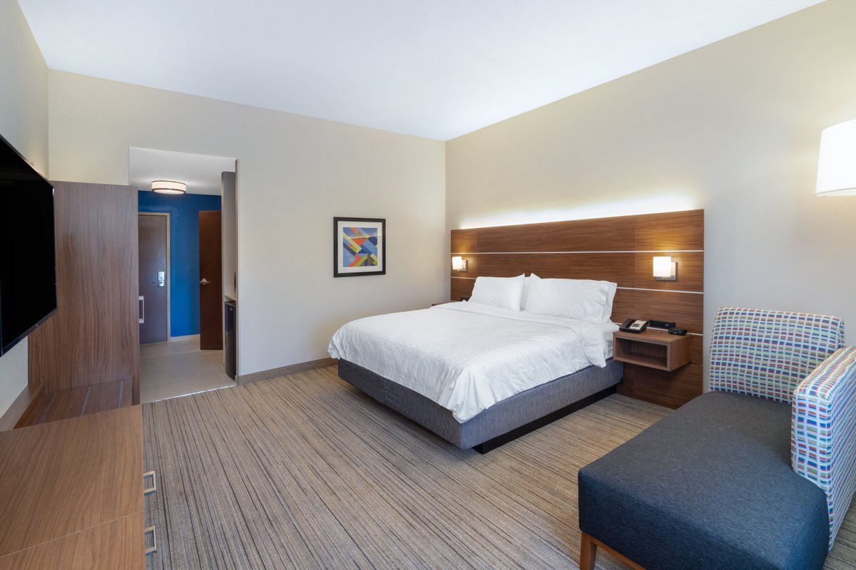 Holiday Inn Express & Suites Talladega, an IHG Hotel Rooms: Pictures ...