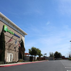 Welcome to the Holiday Inn Express & Suites Napa Valley