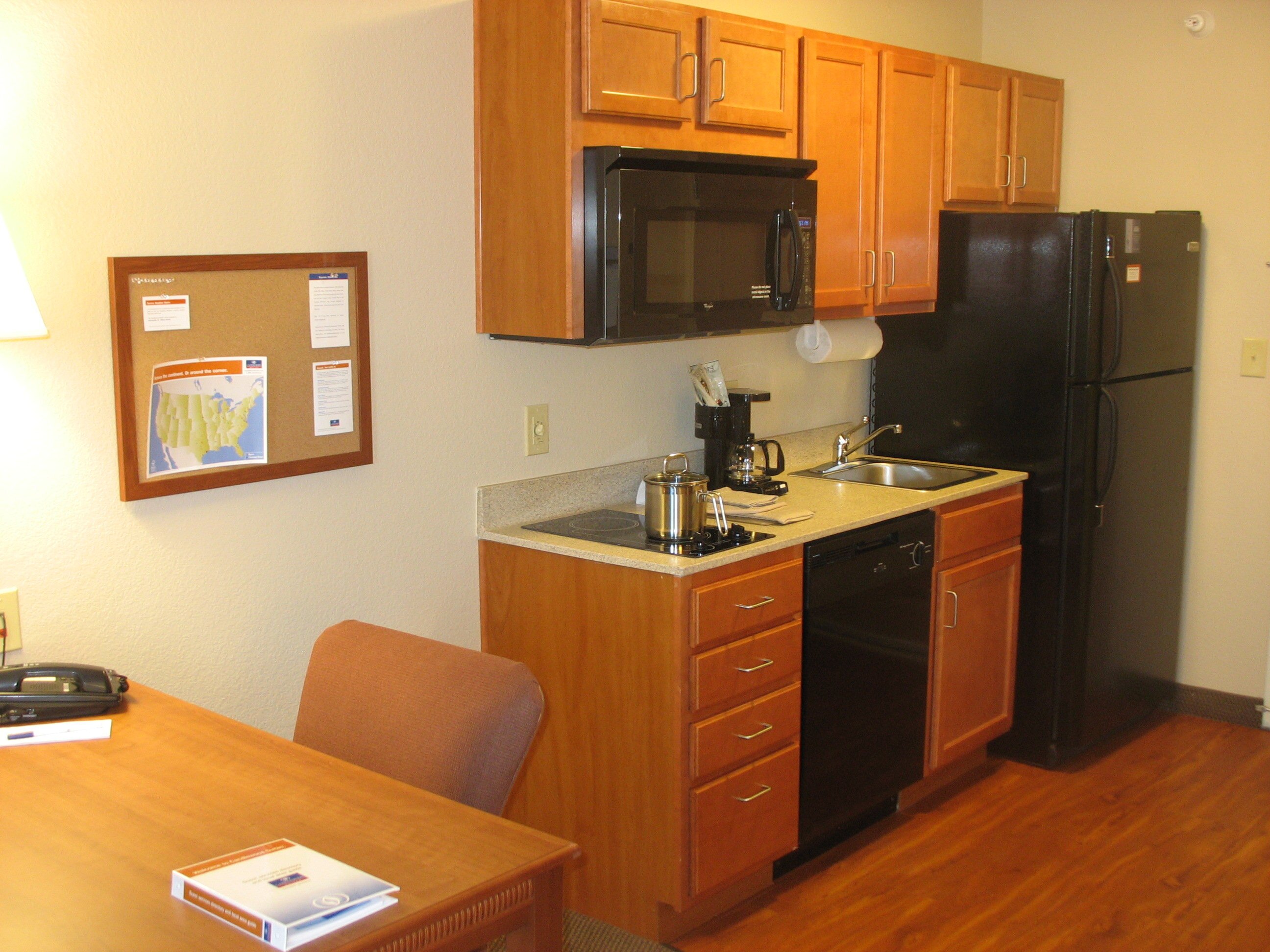 CANDLEWOOD SUITES INDIANAPOLIS NORTHWEST AN IHG HOTEL 109 1 4 0   Studio Suite Kitchen 