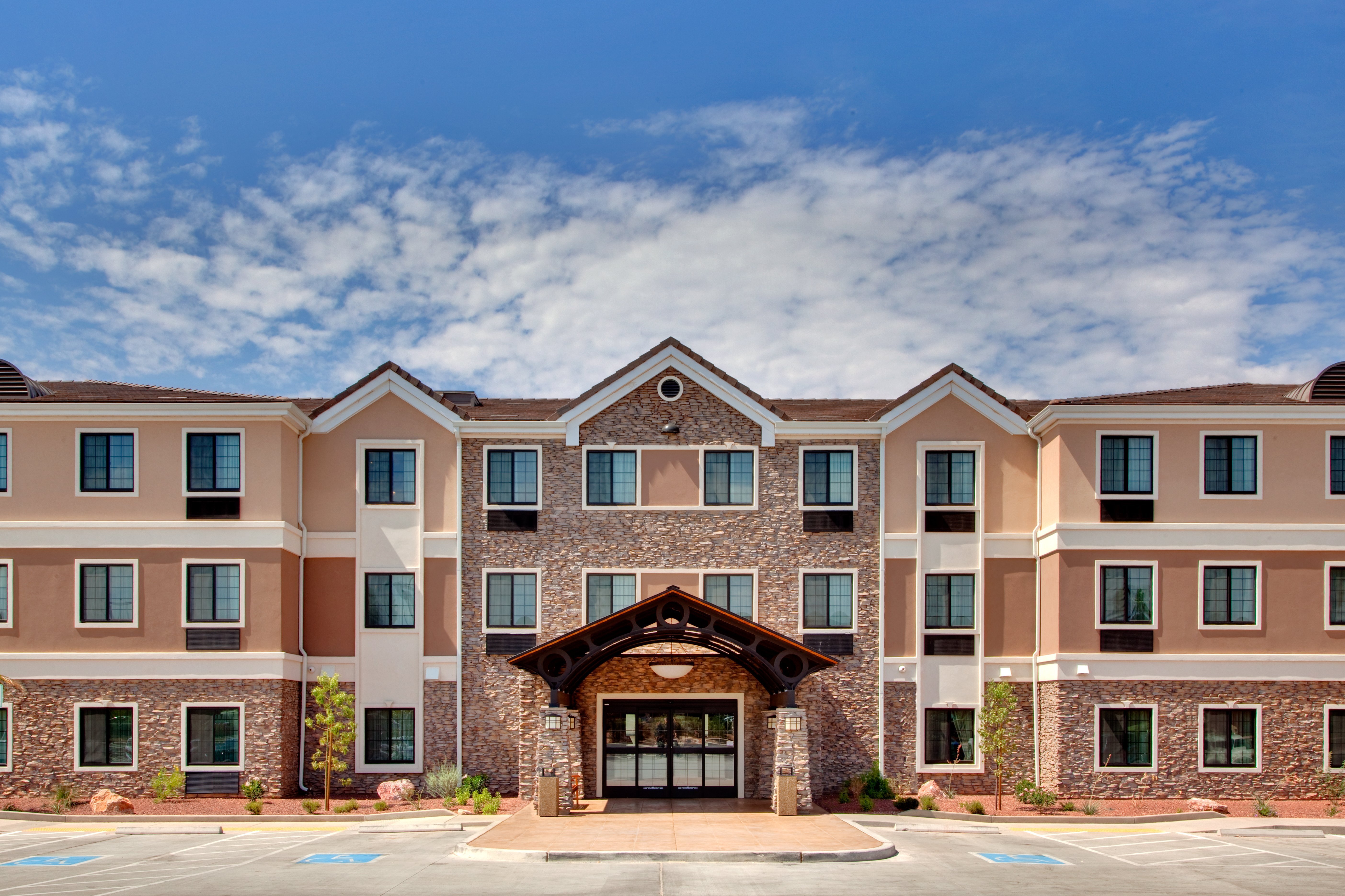 STAYBRIDGE SUITES TUCSON AIRPORT AN IHG HOTEL 135 1 7 4   Entrance 