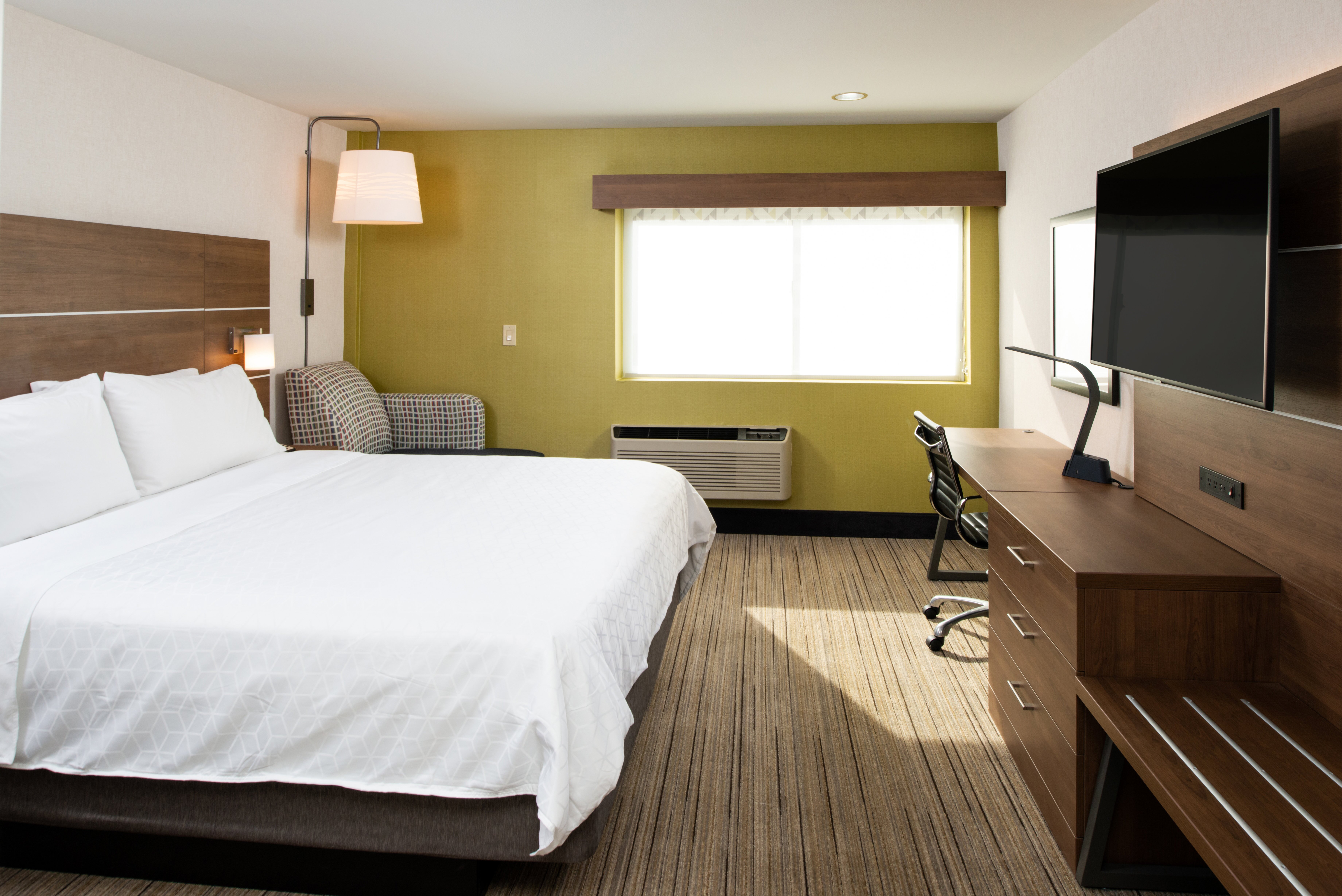 HOLIDAY INN EXPRESS SUITES LOS ANGELES DOWNTOWN WEST AN IHG HOTEL   King Bed Guest Room 