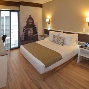 812372 Guest Room