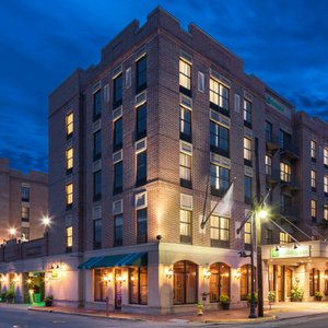 Located just minutes from River Street and City Market