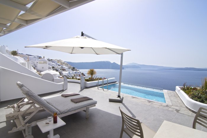 Santorini: 48 Hour Guide To Stunning Hotels, Food & Secret Beaches