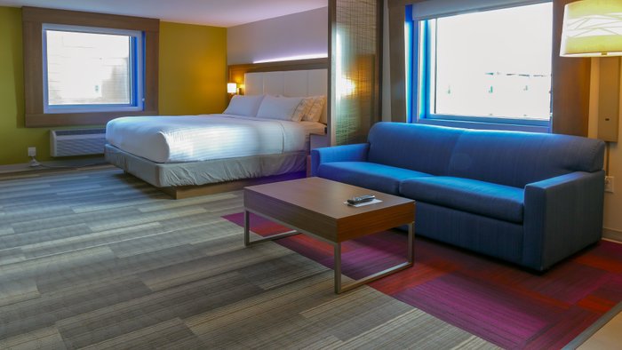 Holiday Inn Express & Suites Miami Airport East - hotel rooms