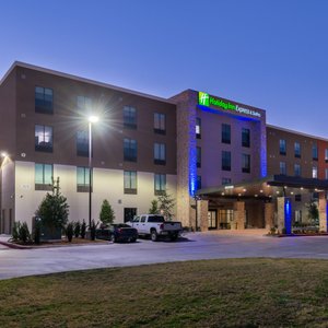 Enjoy our modern guest rooms and suites in Fort Worth West.