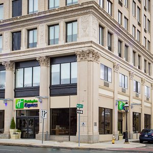 Welcome to the Holiday Inn Express Sprigfield Downtown