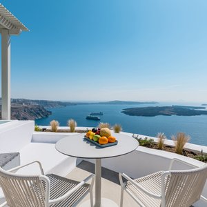 Iconic Santorini - A Boutique Cave Hotel, hotel in Santorini