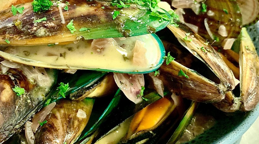 Mussel madness! Garlic white wine sauce 