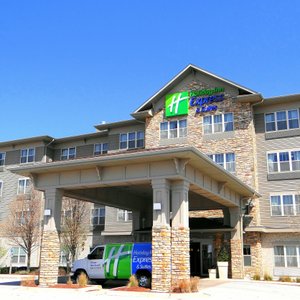 Holiday Inn Express & Suites near Woodfield Mall & Legoland