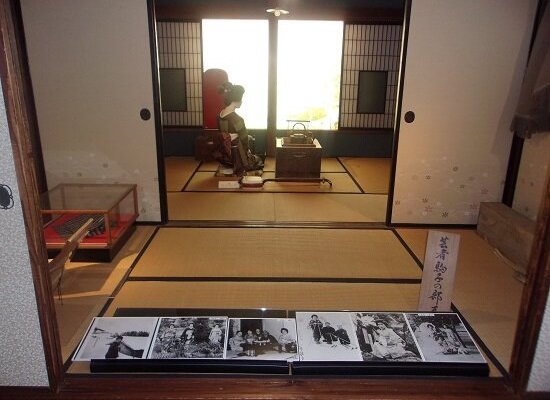 川端康成の名作「雪国」のヒロイン駒子のモデルとなった芸妓、松栄の住まいを、移築、再現したコーナー。