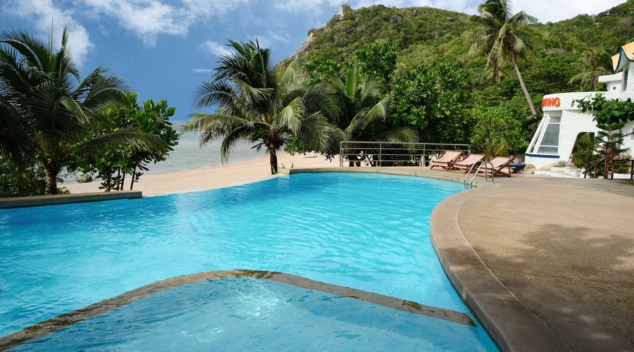 Pool & beach