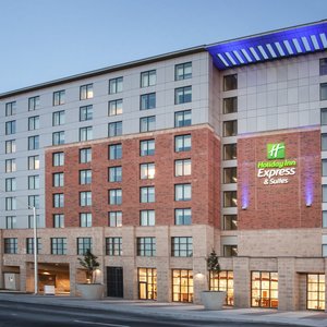 Best hotel to stay few walks away from the Byward Market.
