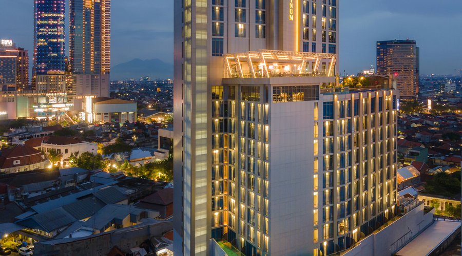 Welcome to Hotel Platinum Tunjungan Surabaya
Your home in the heart of Surabaya. Strategic location near Government District and the most historical street in Surabaya. 
Walking distance only to the biggest shopping mall Tunjungan Plaza, 10 minutes drive to Gubeng Train station and only 45 minutes to the airport. Featuring 292 rooms with 40 Business Rooms, 174 Deluxe Rooms, 33 Junior Suites, 36 Executive Suites, 9 Family Suite & Penthouse. The hotel provides a Platinum Ballroom, 18 Meeting room.
