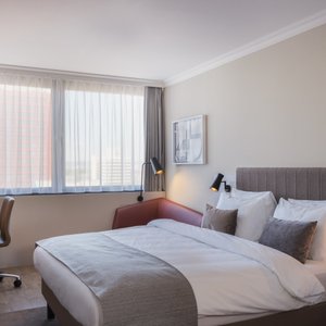 Queensize standard room - Crowne Plaza Frankfurt Congress Hotel