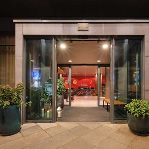 adina apartment hotel frankfurt neue oper entrance