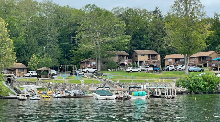 300' of lakefront at Candlelight Cottages. Enjoy swimming in our designated area, fishing off the docks, free use of kayaks, rowboats & canoes, outdoor ping pong table, swings and our gazebo overlooking the lake. In the evening enjoy a fire in our firering near the lake. 