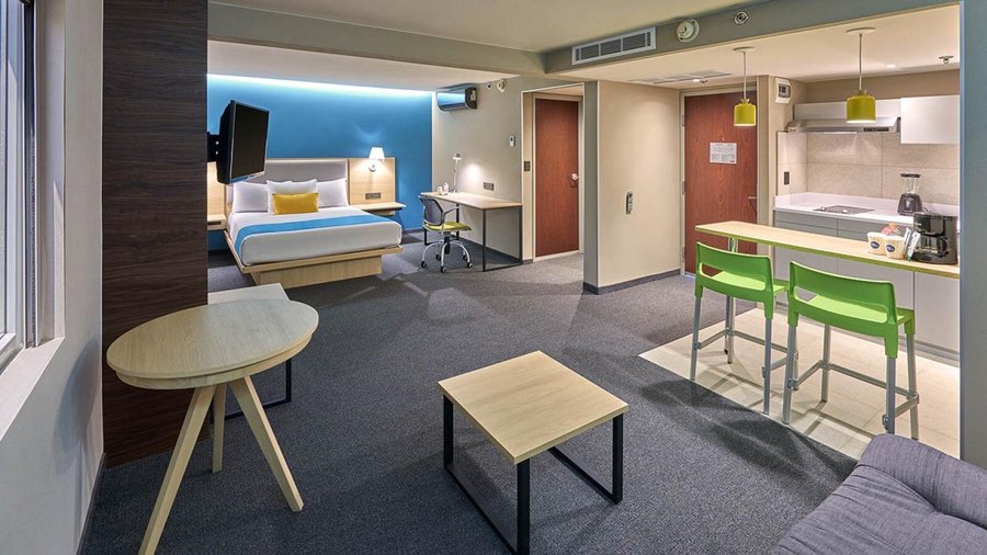 Cumple las medidas de limpieza y desinfección de los siguientes documentos o entidades: Safe Travels (WTTC, global) y CovidClean (Safehotels, experto global).


Aire acondicionado
Wifi e Internet por cable gratis
Ropa de cama
Servicio de limpieza diario
Baño

Secador de cabello
Toalla
Entretenimiento

Televisión LED de 32 pulgadas
Televisión por cable
Más

Escritorio
Llamadas locales gratuitas
Tabla de planchar con plancha
Teléfono
Caja fuerte 
Cocina completa
