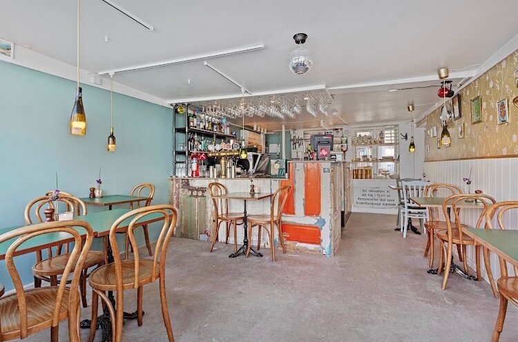 Minis Bar & Bistro