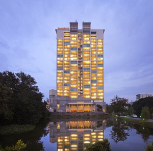 Fraser Suites Hanoi _ Facade (evening)