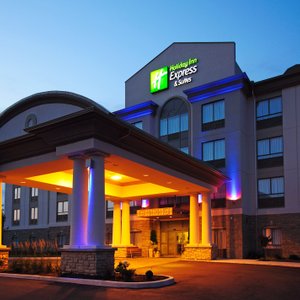 Holiday Inn Express Ottawa Airport Hotel Exterior