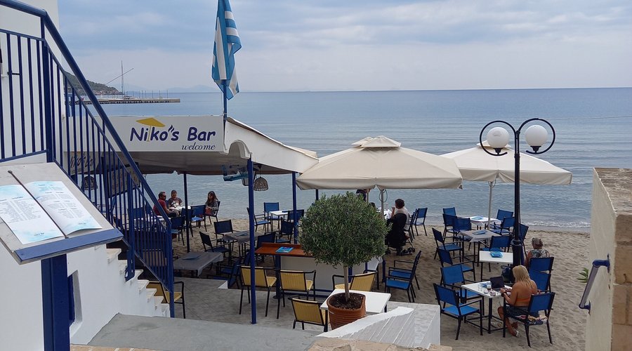 Niko's Bar 