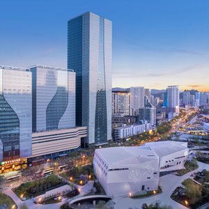 酒店位于西宁市城中区长江路45号
繁华市景尽收眼底