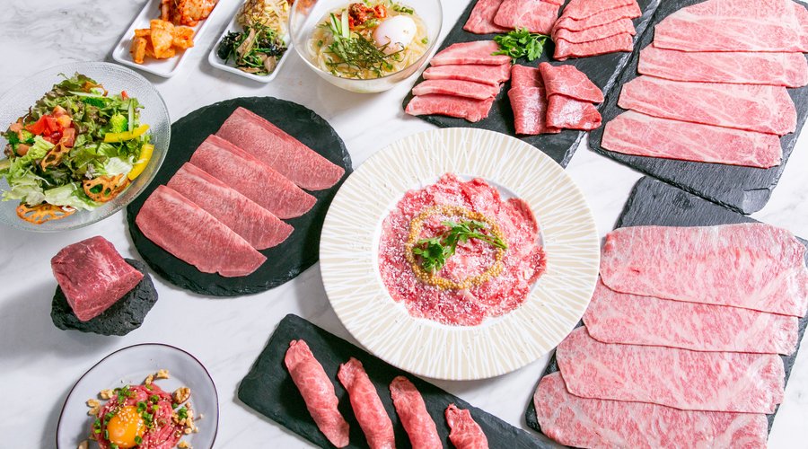 銭場精肉店が誇る極上なプレミアムコース￥7500（税別）  ・和牛ユッケ・本日のサラダ・切り干し大根のキムチ・山ごぼうのキムチ・白菜キムチ・人参のきんぴらナムル・大根ナムル・季節野菜の旬ナムル・豆もやしのナムル  ・A5ランク特選部位・和牛トロ肉の焼きしゃぶ・〆盛岡冷麵or和風冷麵・和牛カルパッチョor和牛の握り・A5ランク特選部位・サーロイン焼きすき・和牛上ロース・和牛上カルビ・牛タンの炙り焼き（特製とろろダレ）・和牛肉塊