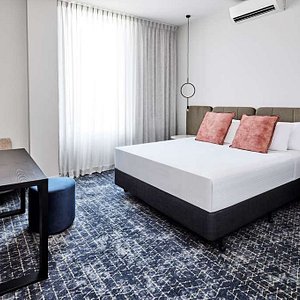 adina melbourne flinders street apartment hotel three bedroom penthouse master bedroom