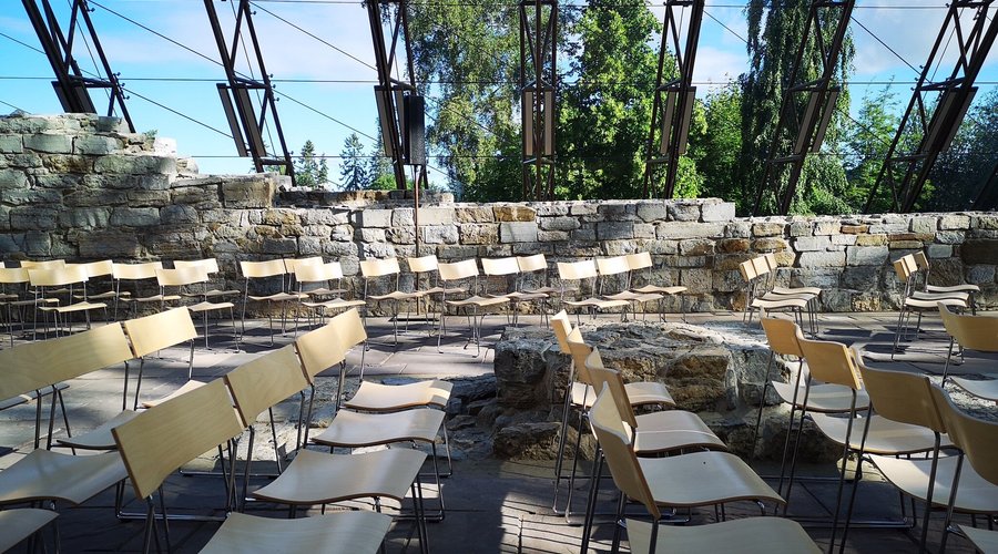 Domkirkeruinene på Hamar fikk i 1998 et vernebygg i glass. Det viste seg at dette ble et godt egnet sted til kirkelige aktiviteter og konserter.Oppleves sakralt.