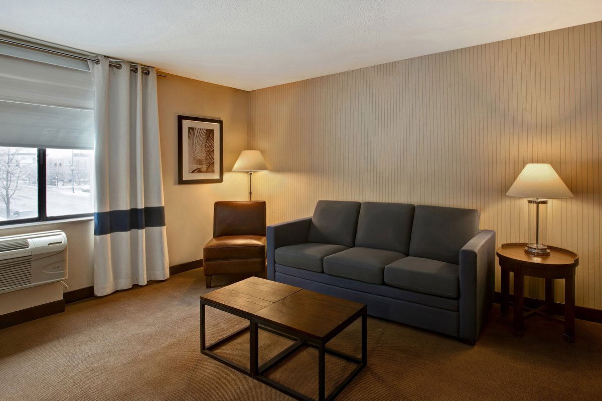 Four Points By Sheraton Peoria - hotel rooms