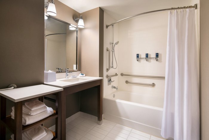 Four Points by Sheraton at Phoenix Mesa Gateway Airport Rooms: Pictures ...