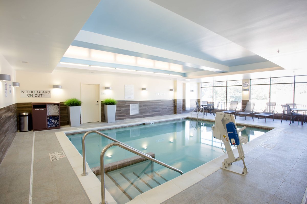 decorah hotels with pool