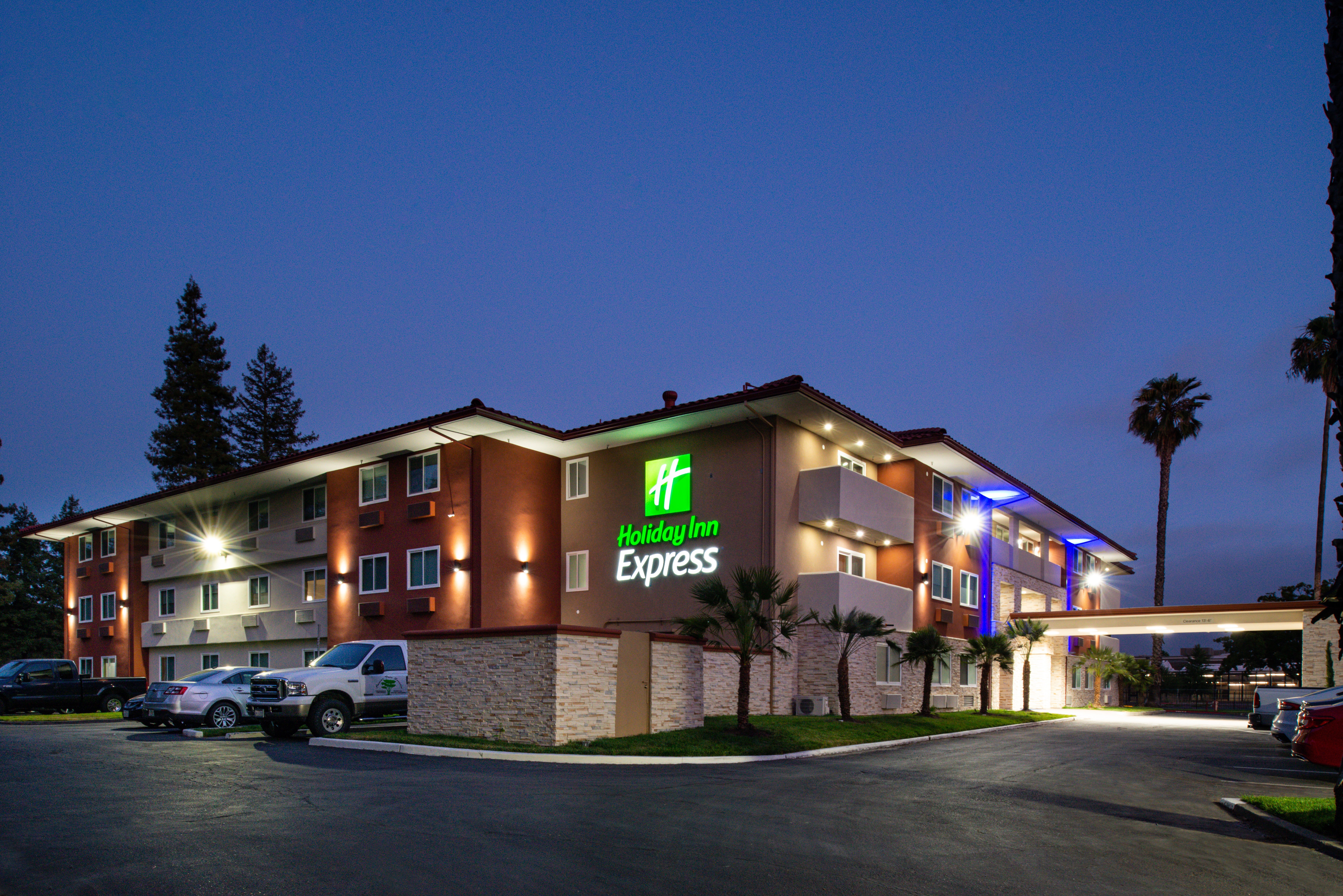 HOLIDAY INN EXPRESS SANTA ROSA NORTH AN IHG HOTEL Prezzi E   Hotel Exterior 