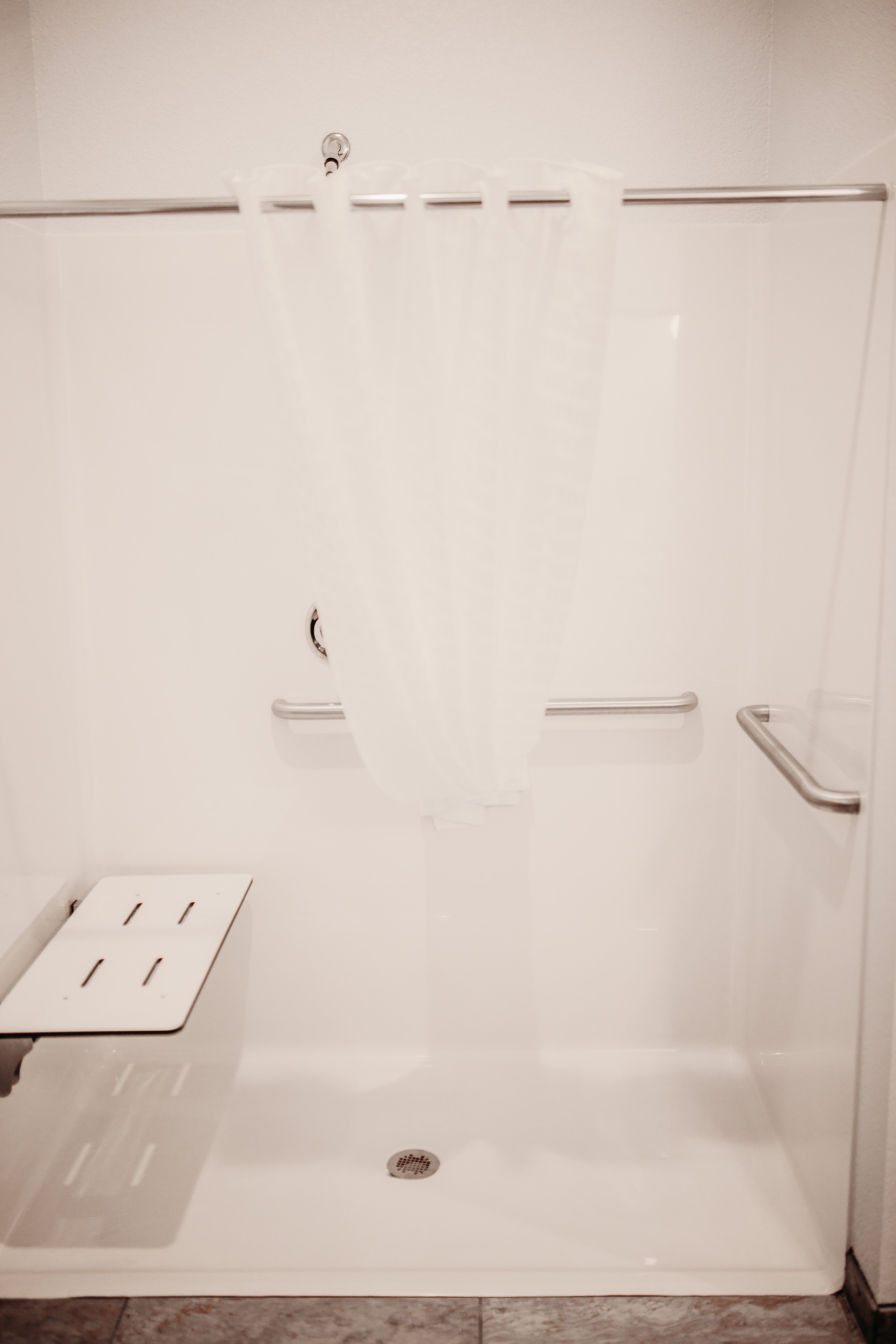 COBBLESTONE HOTEL SUITES INTERNATIONAL FALLS Updated 2024 MN   Ada Roll In Shower 